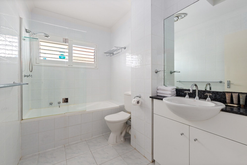 Bright 2-bedroom Apartment Near Coogee Beach