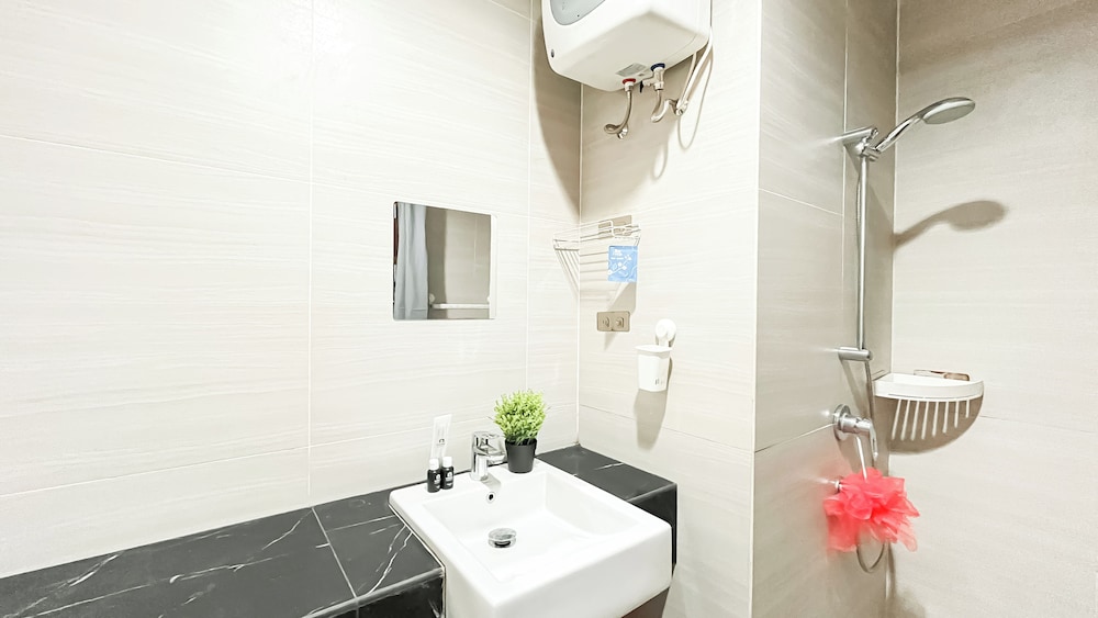 Spacious Studio Apartment West Vista Near Rawa Buaya Station