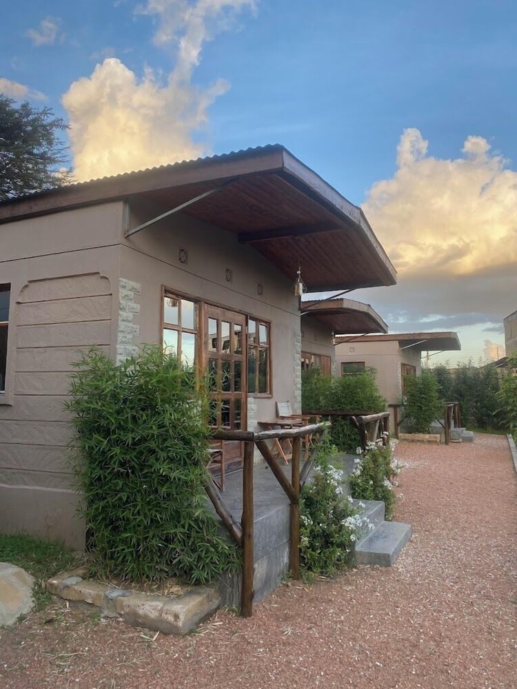 Emirishoi Cottages & Garden Bistro