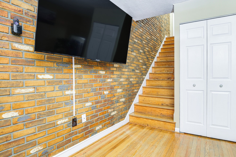 11 Mi to Downtown Baltimore: Middle River Townhome, photo 21
