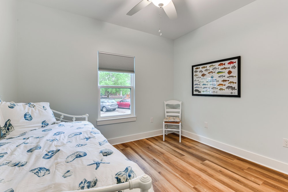 Walk to Beach & Harbor: Dtwn Pass Christian Home