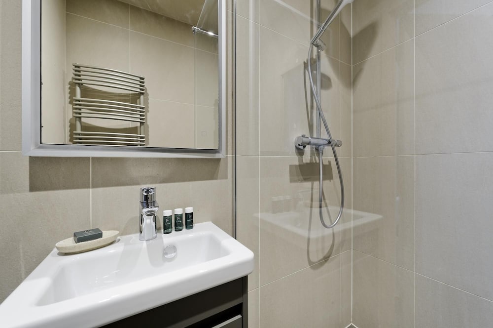 Stylish two Bedroom Apartment Near Tower Bridge by Underthedoormat