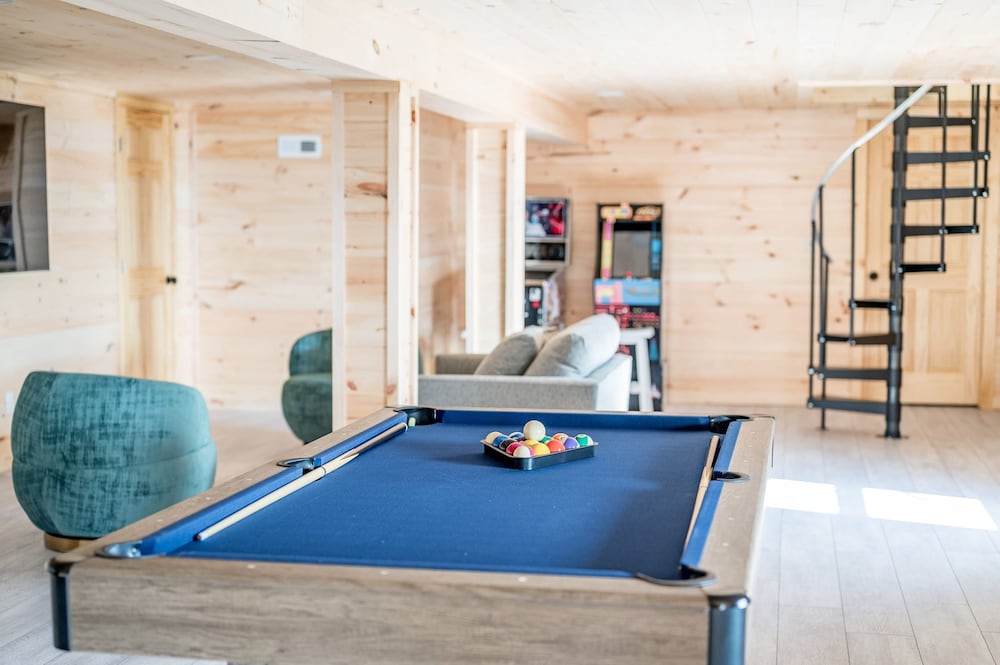 Unparalleled Views Deck w Hottub Game Room Pool Table Panorama by Avantstay