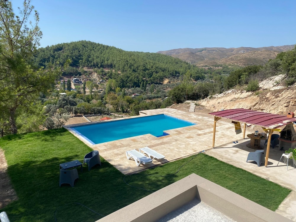 Lovely Stonehouse With Pool and Backyard in Izmir