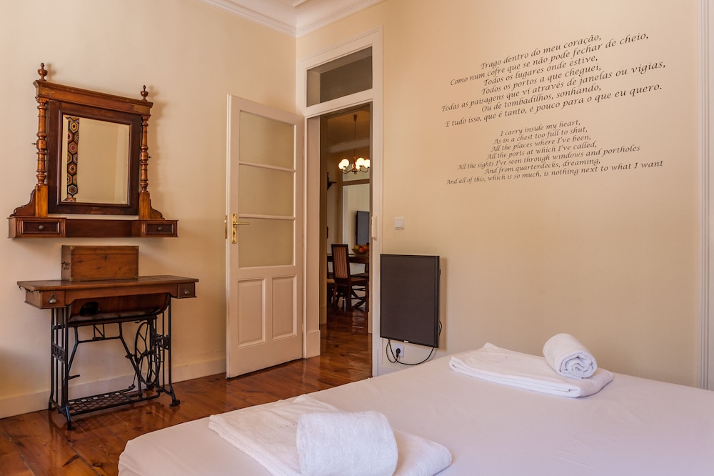 JOIVY Lovely 3BR Apt w/ workspace, nearby Botanical Garden of Lisbon photo 5