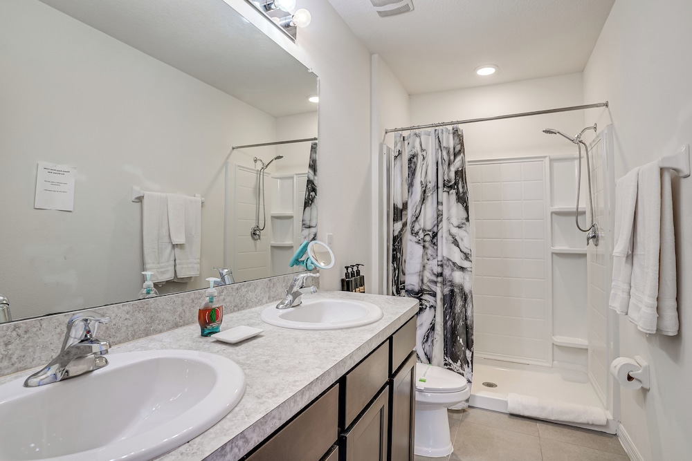 Modern Family Townhome w/ Patio in Riverview!