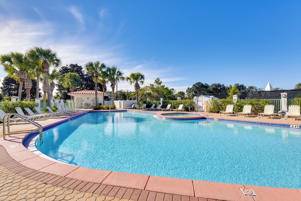 Walkable Condo w/ Pool Btwn Rosemary & Alys Beach!