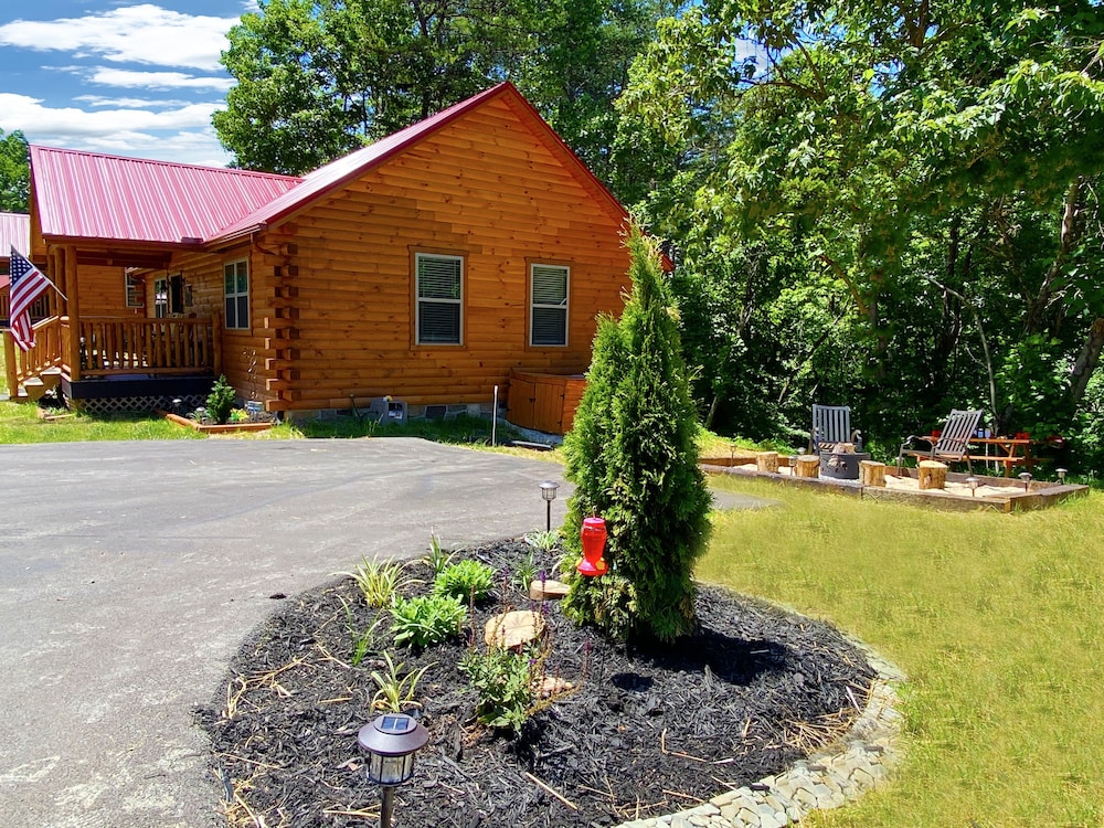 Cozy Bear Den 2 Bedroom Cabin by RedAwning view 3