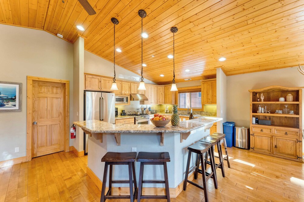 Washoe Chalet by Avantstay Game Room, Hot Tub, Putting Green & Fire Pit