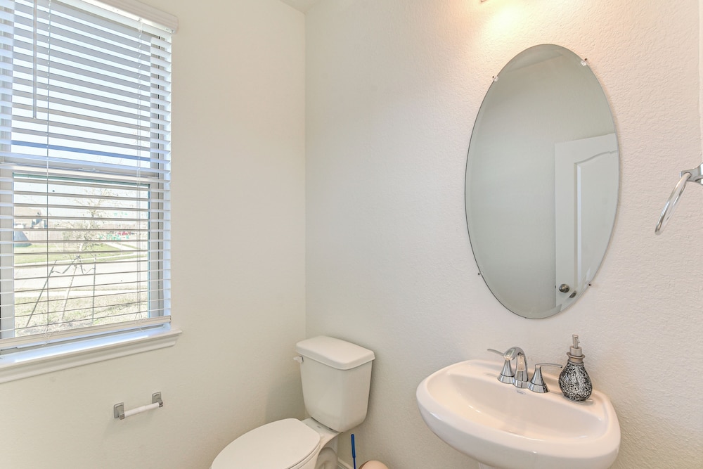 11 Mi to Beach: La Marque Home w/ Patio!