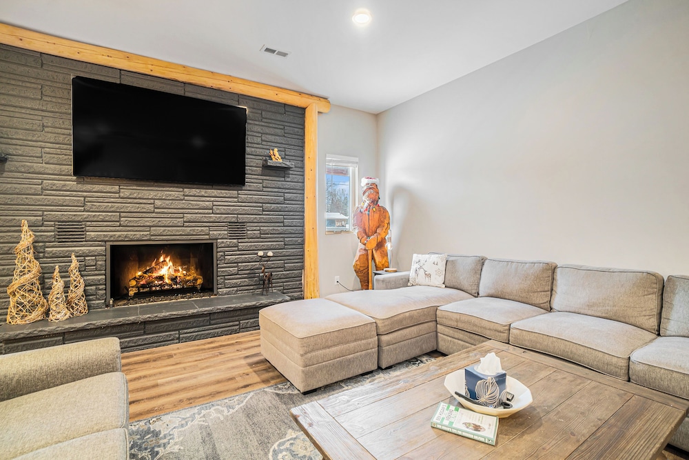 8BR Lodge w/ Bowling Alley, Near Lakes & Trails