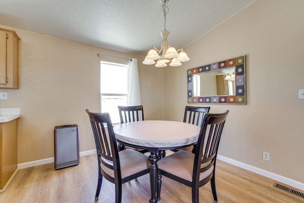 6 Mi to Downtown Pahrump: Scenic Desert Retreat