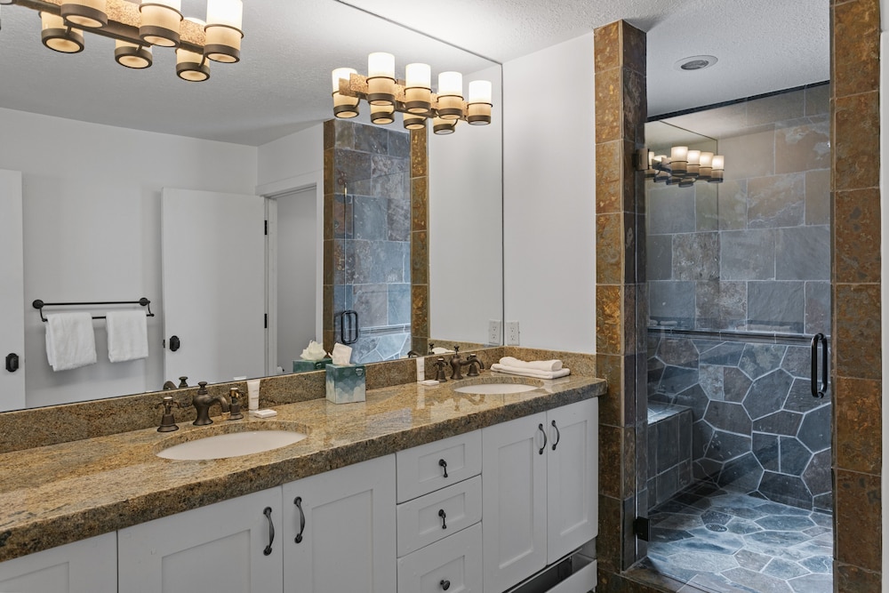 1688 - Five Bedroom with Hot Tub Pinnacle 5 Condo