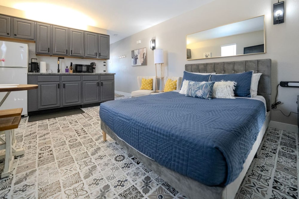 Corner Top Floor Fall Creek Convenient to 76