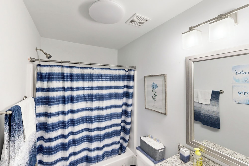 3BR Charming, Dog Friendly Home w/ Fire Pit!