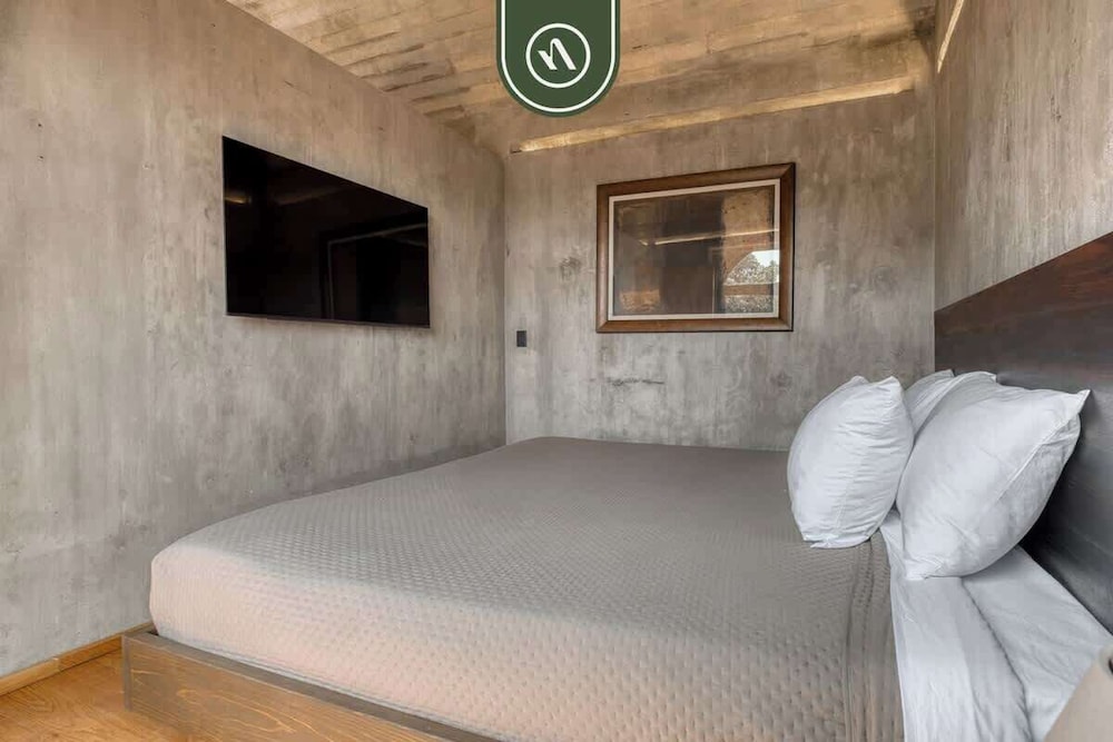 Luxury 3 BR House in Downtown - AC - Peaceful