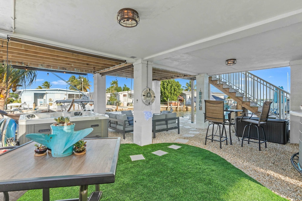 Mermaid Manor Waterfront Haven w Hot Tub Dock