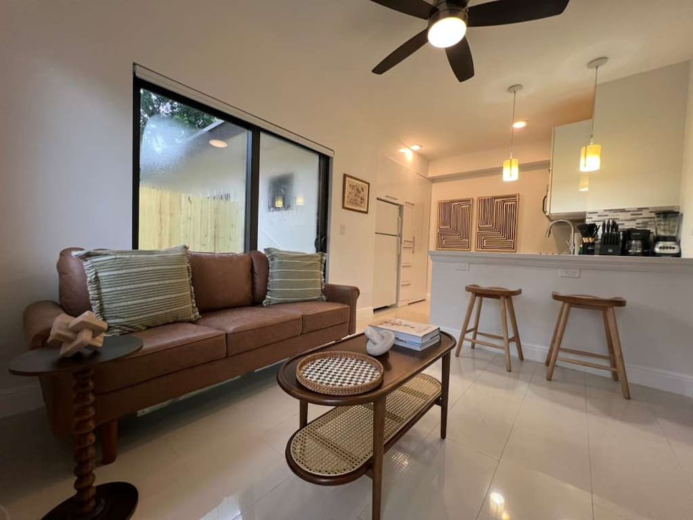 The Modern Oasis Queen Studio With Kitchen