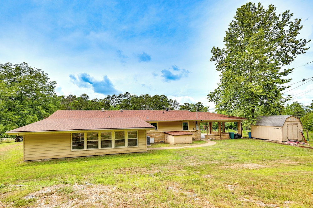 Mt Ida Home w/ Patio: 11 Mi to Lake Ouachita!