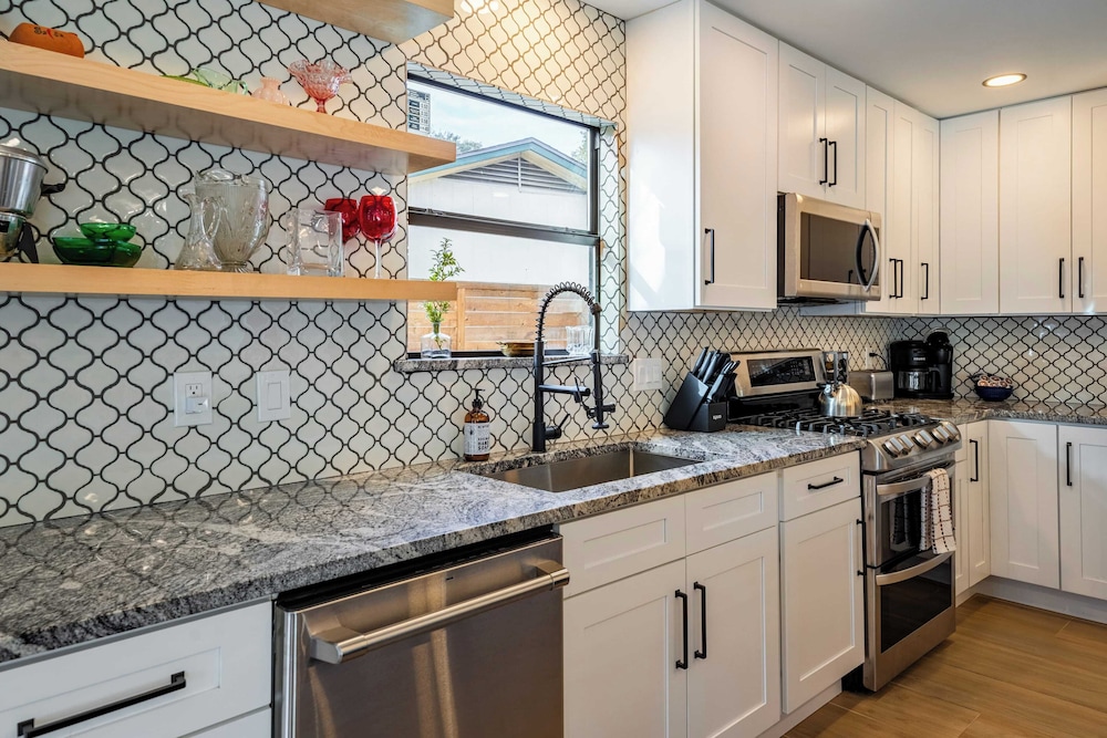 Private Yard w/ BBQ & Games, Steps to South Congress & Barton Creek Clarksburg