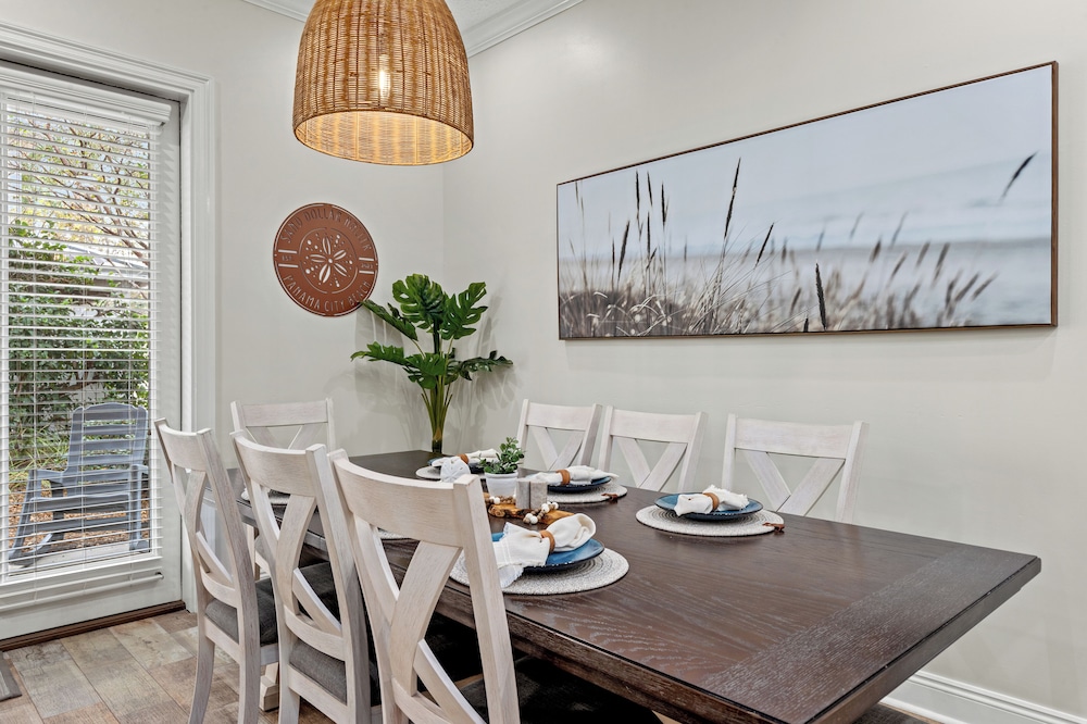 Escape to Sand Dollar Holler: Coastal Retreat, 3 Beds, 2.5 Baths, Sleeps 10!