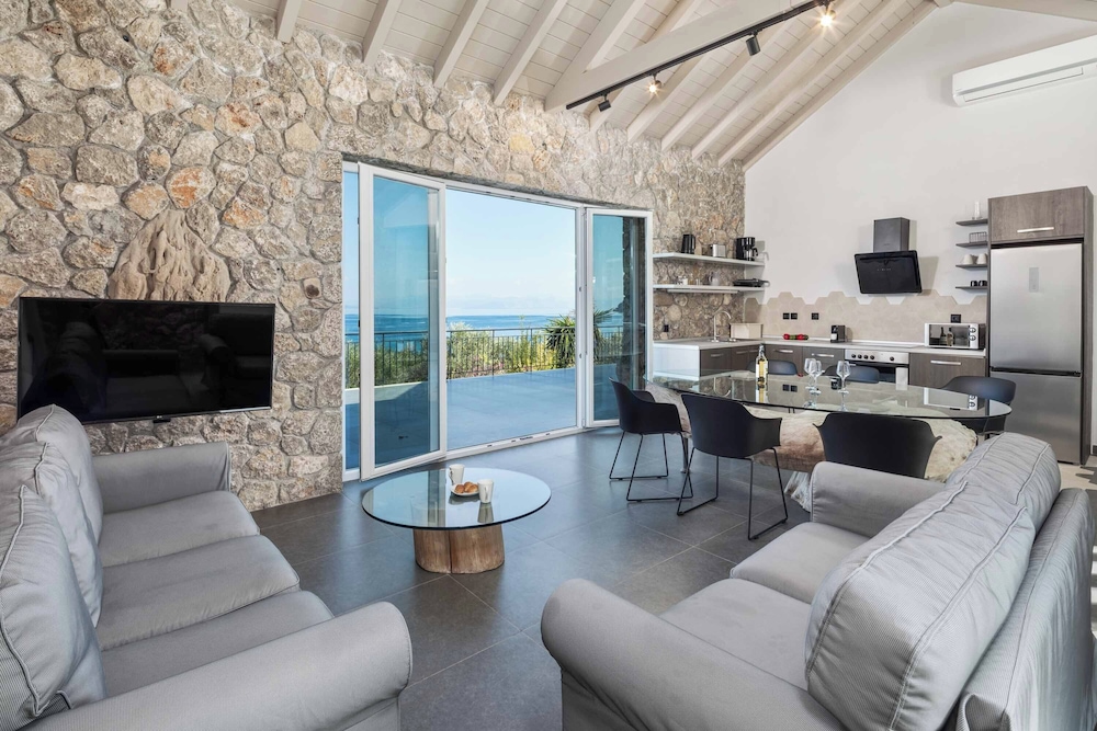 Villa Apanemia Mare
