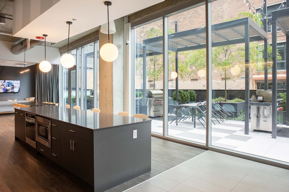 Luxury Downtown PH Bean Lake Views