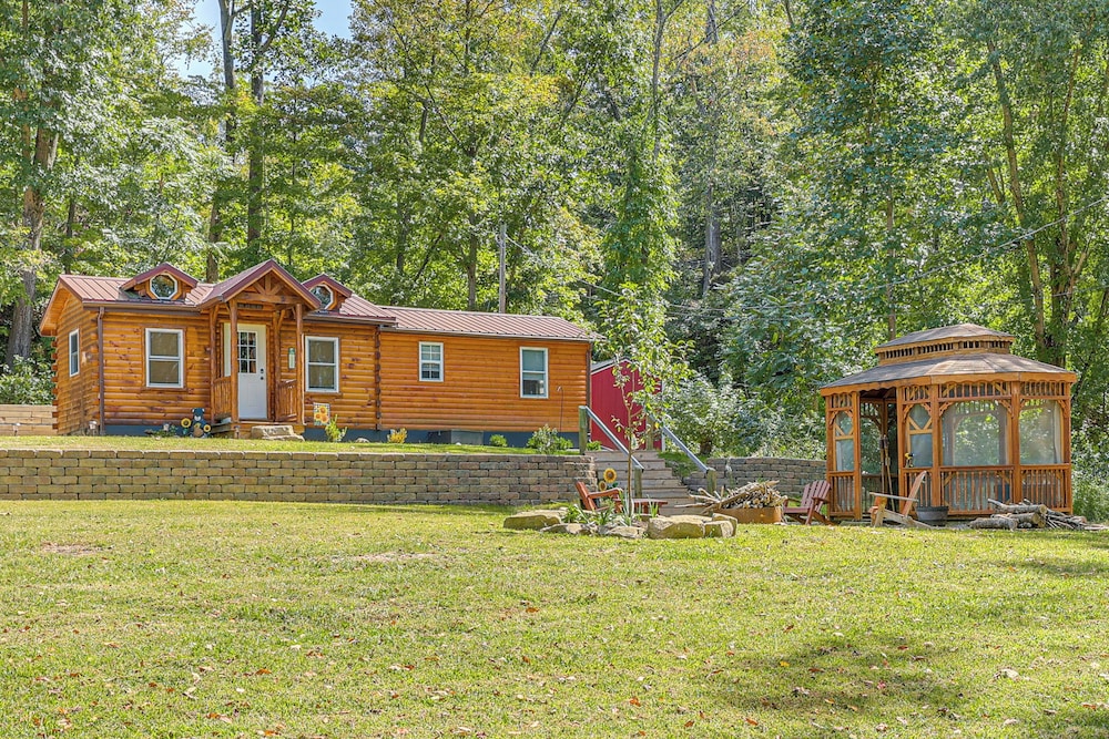 Charming Couples Cabin on 40 Acres in Zanesville