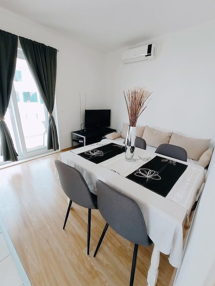 Cute apartment in stone house near sea