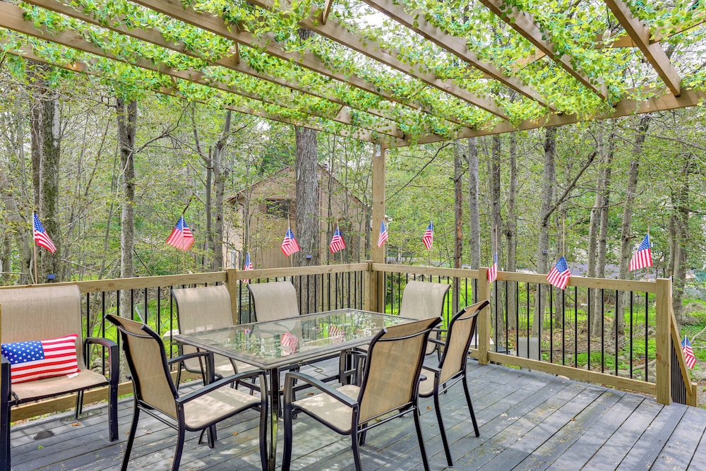 Hike & Fish: Peaceful Family Cabin in Tobyhanna!