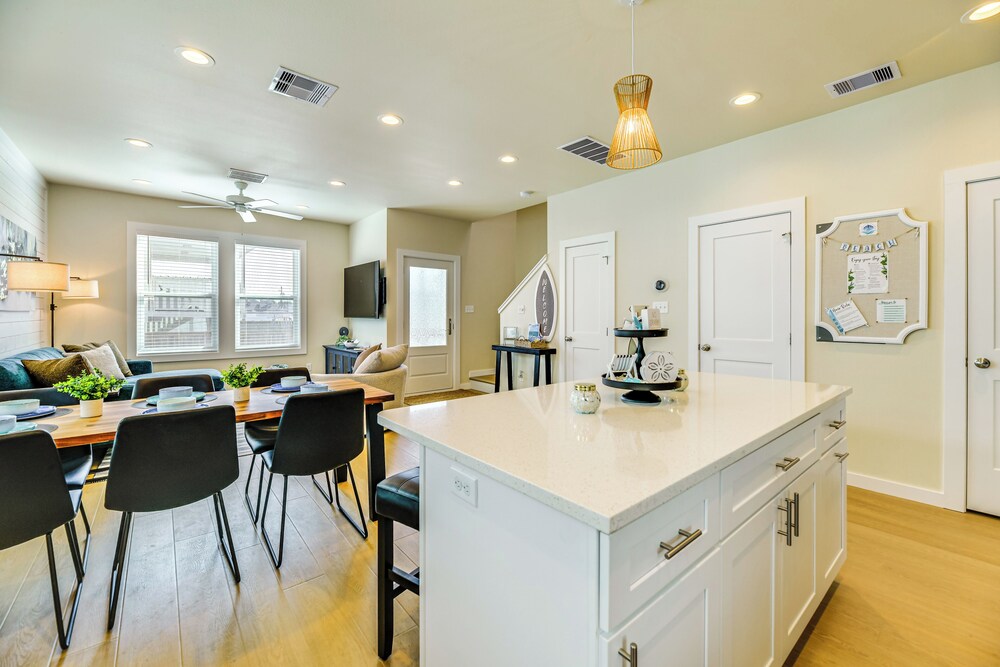 1 Mi to Beach: Home w/ Pool Access in Port Aransas