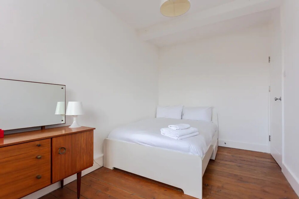 Relaxing 2 Bedroom Top Floor Apartment in Bethnal Green