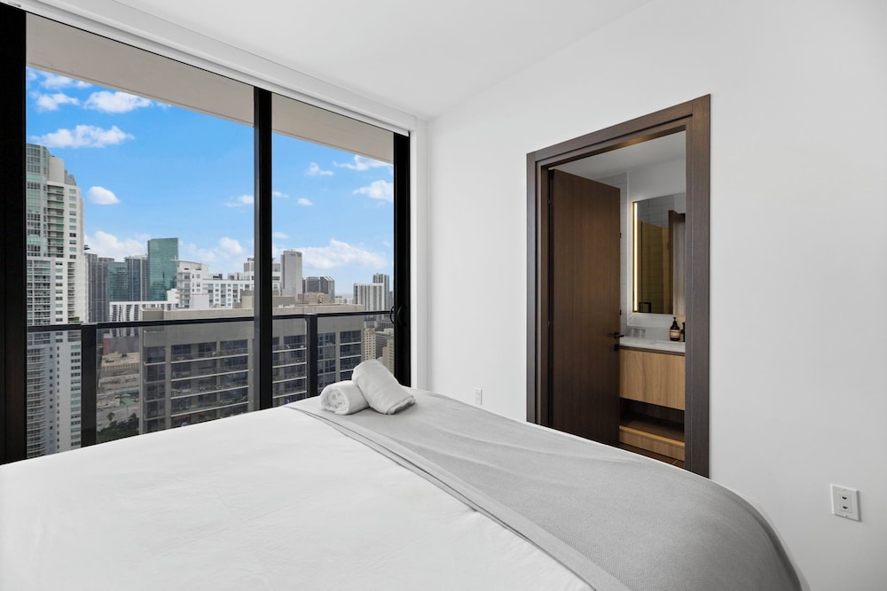 Luxury Spacious Condo at Downtown Miami