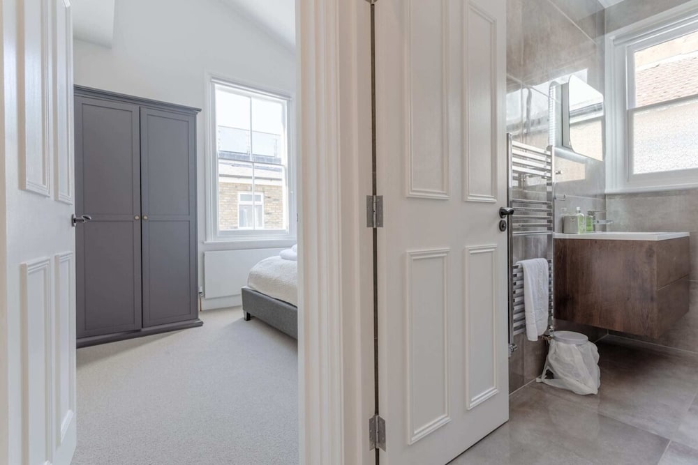 Stunning 3 Bedroom 2 Bath in Fantastic Location