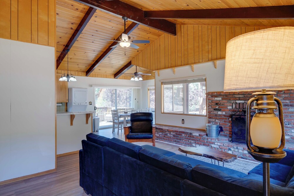 Mountain-view Haven w/ Deck in Pine Mountain Club