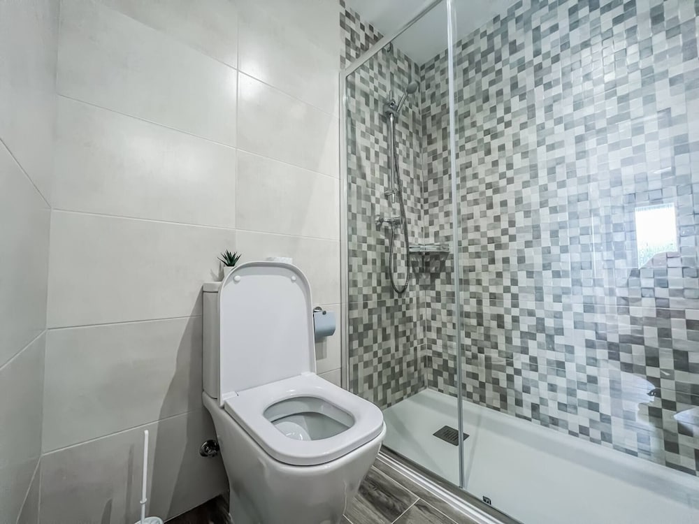 Modern Two Bedroom Apartment With Pool