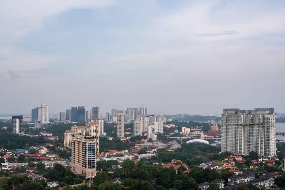 Comfy 3BR Apt in Danga Bay, Free Parking, Sea View