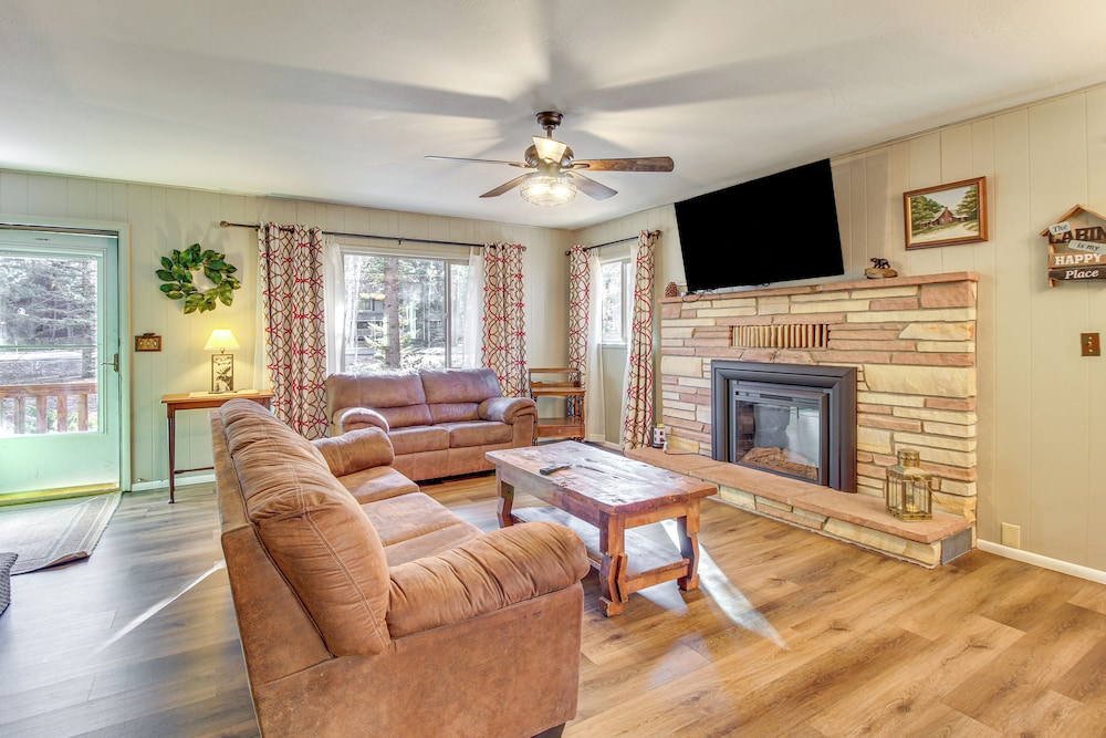 Secluded Cabin w/ Furnished Deck in Scenic Pinetop