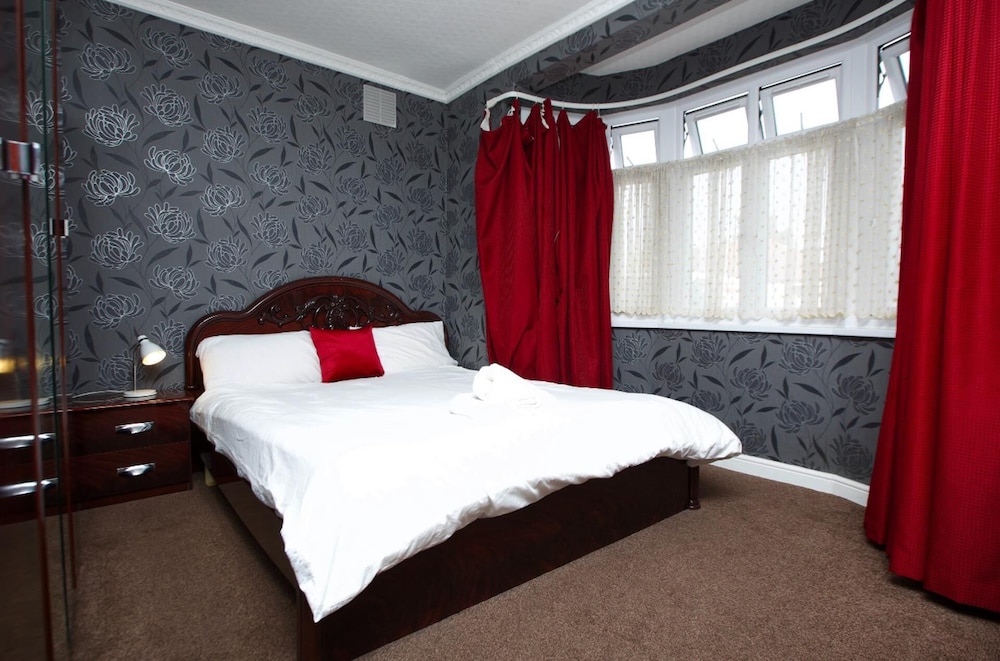 Stunning Spacious Bungalow With Ample Parking