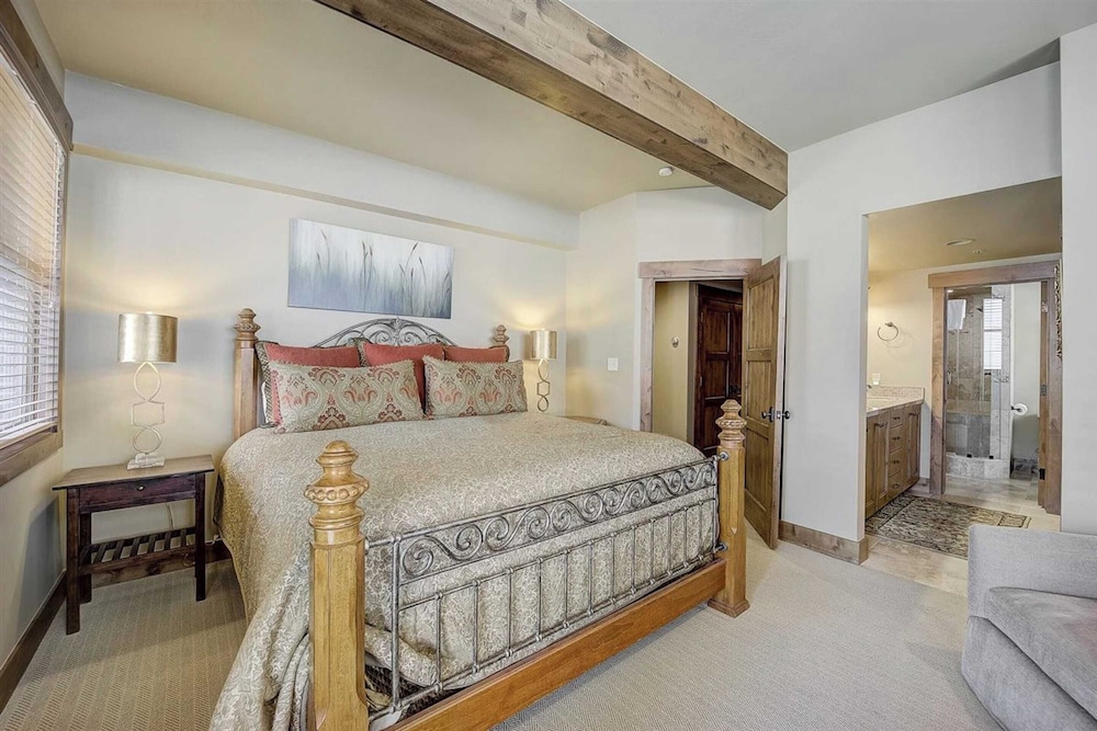 7 Condos, Ski-in/ski-out + Hot Tubs Sleeps 30 Mont Cervin by Avantstay