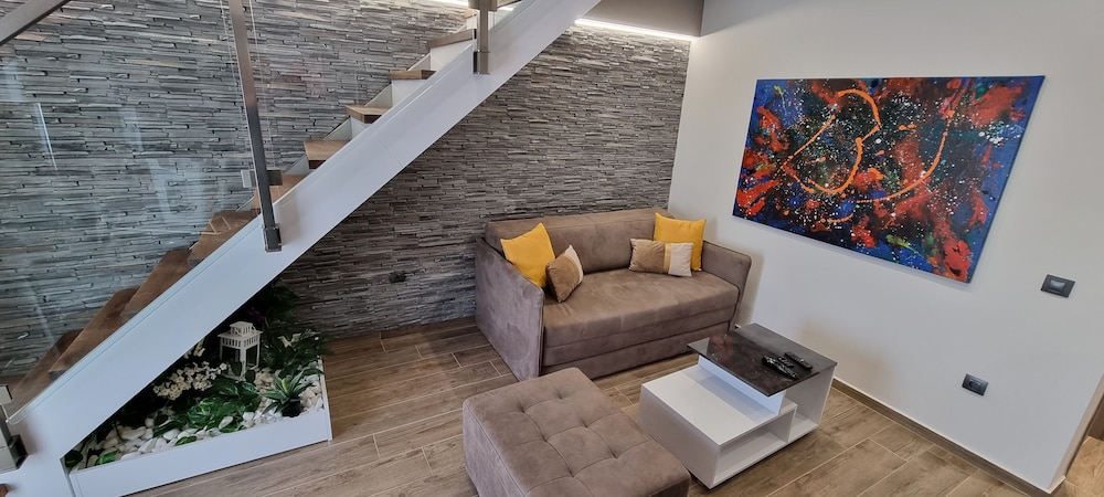 LUXSUITES