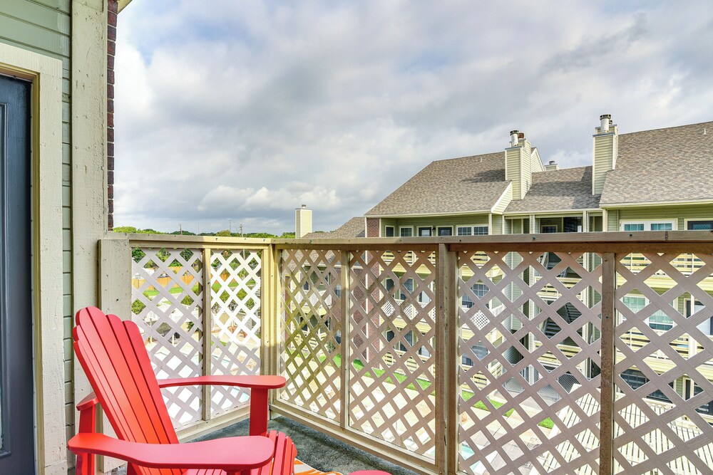 East End Galveston Condo w/ Pool, 1 Mi to Beach!