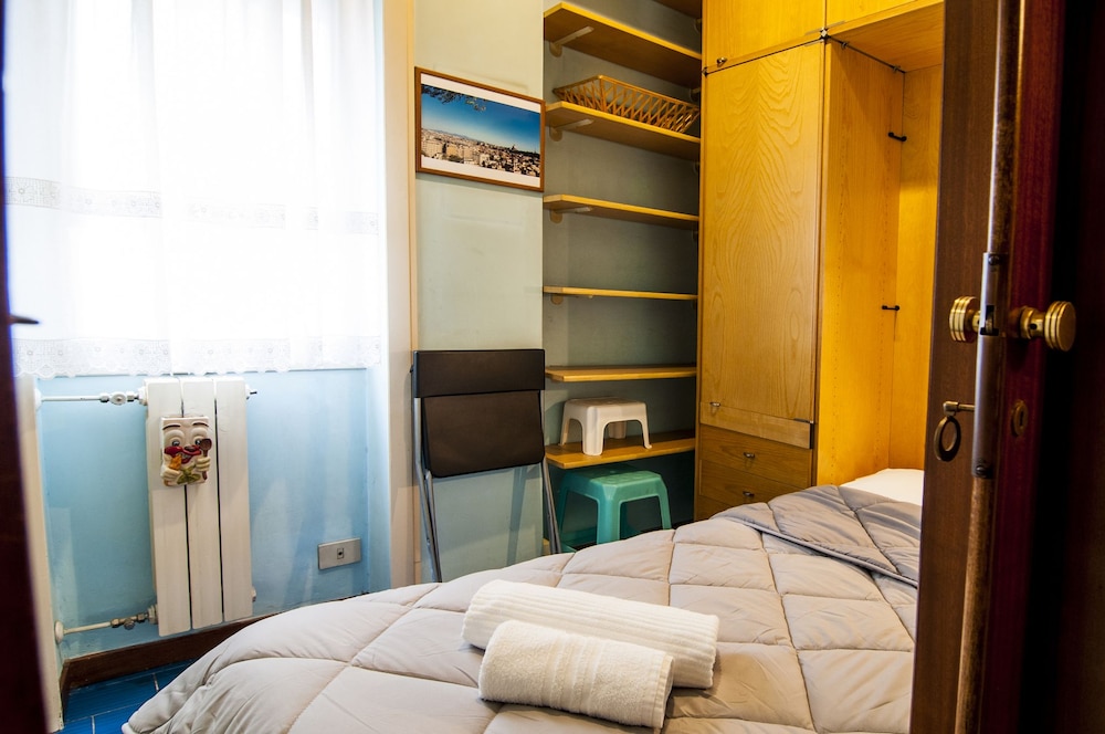 Aurelio & Vaticano Elegant Flat