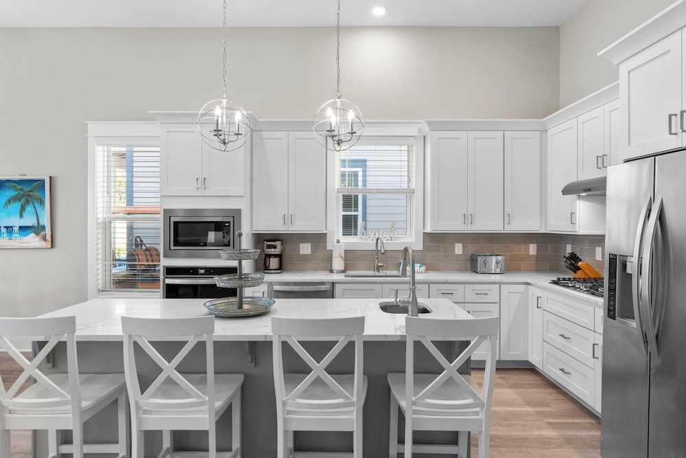 Mins to Beach Access + Pet-friendly + Golf Cart 30A White Sands by Avantstay