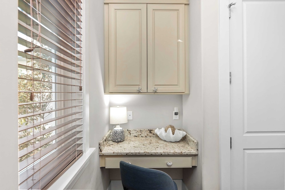 Seagrove Gardens Mins to the Beach, Santa Rosa Retreat w/ Golf Cart, A+ Design