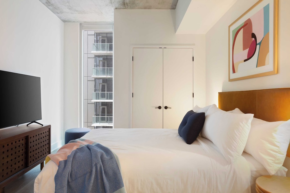 Sleeps 16 Brand New Austin High Rise w/ Rooftop Pool, Gym, Yoga Studio & More!