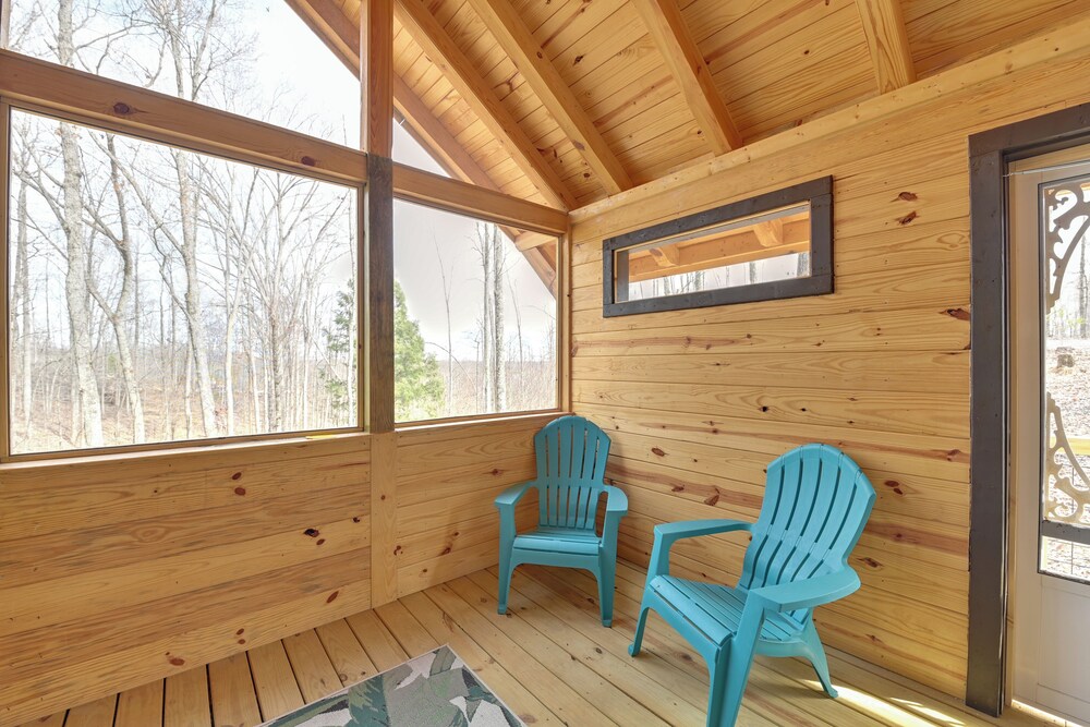 Hot Tub & Fire Pit: Romantic Getaway in Frenchburg