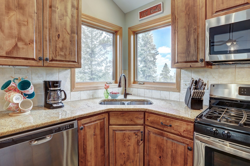 Marble Mountain Retreat 5 Bedroom Home by RedAwning view 4