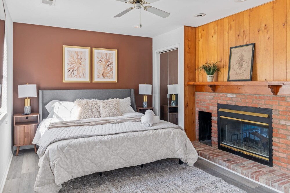 Renovated River Home Hot Tub Sauna Game Room