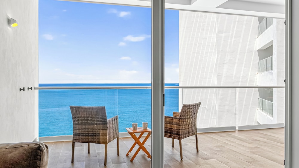 Beachfront 2BR - Pools & Balcony Views